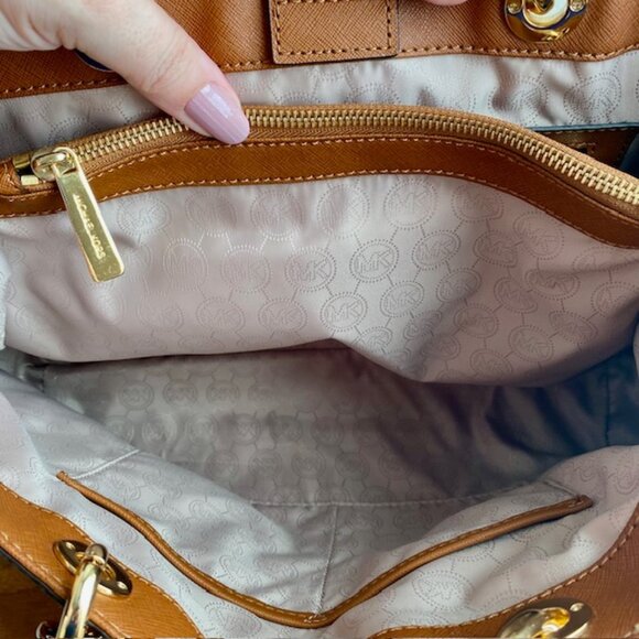 đź’–FLASH SALE Michael Kors Cynthia Medium Satchel Acorn Tan Brown Leather EUC - Picture 7 of 11